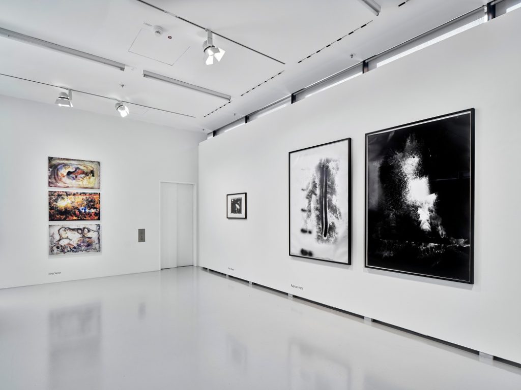 Ausstellungsansicht Kunststiftung DZ BANK, Frankfurt 2023, Foto: Norbert Miguletz
© VG Bild-Kunst, Bonn 2023