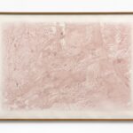 o.T. (Tyenna Forest) II, 2018/2022, Digitaldruck auf Papier, aquarelliert mit Tinte aus roten Nelkenblättern, 73 x 102 cm, gerahmt
