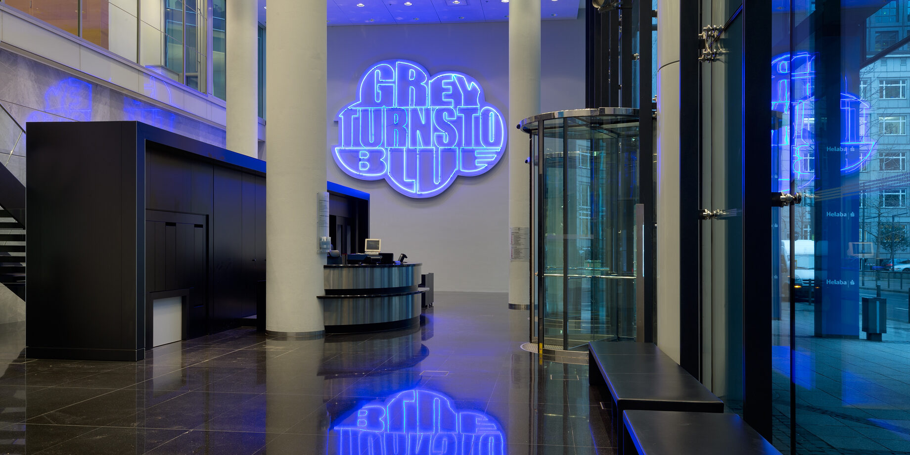 Silke Wagner, Grey turns to Blue, 2013, Wandinstallation 466 x 603 cm, Installation view Helaba Landesbank Hessen-Thüringen, Frankfurt